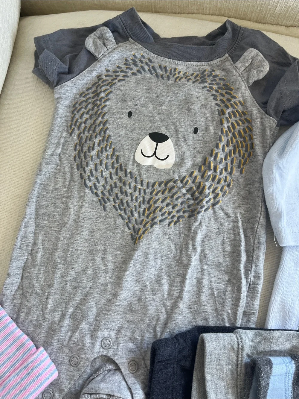 Baby clothing bundle like new - 0-3 months bodies, pajamas, beanies, onesie…